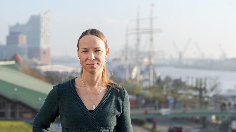 Porträtfoto von Prof. Dr. Maria Rosenthal, im Hintergrund die Elbphilharmonie und ein Dreimaster