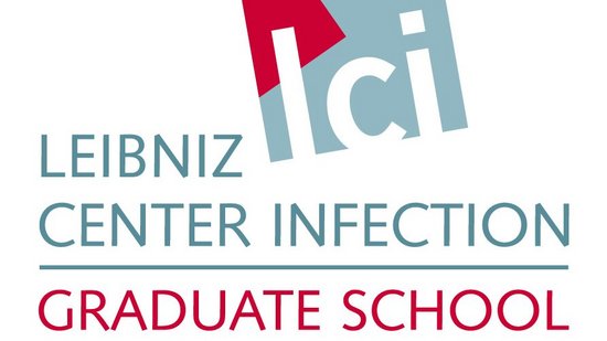 Logo Leibniz Center Infection: in blau-grau steht in der Mitte des Logos Leibniz, daneben ist ein angewinkeltes ebenfalls blaue-graues Rechteck, bei dem eine Ecke asymetrisch in rot eingefasst ist. In dem Recheckt sieht man in weiß die Buchstaben L C I. Unter Leibniz steht ebenfalls in blau-grau Center Infection.Darunter in Rot Graduate School.