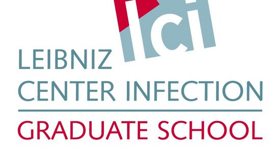 Logo Leibniz Center Infection: in blau-grau steht in der Mitte des Logos Leibniz, daneben ist ein angewinkeltes ebenfalls blaue-graues Rechteck, bei dem eine Ecke asymetrisch in rot eingefasst ist. In dem Recheckt sieht man in weiß die Buchstaben L C I. Unter Leibniz steht ebenfalls in blau-grau Center Infection.Darunter in Rot Graduate School.