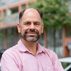 Prof. Dr. Thomas Otto Prof. Dr. Thomas Otto: ein freundlich blickender erfahrener Forscher mit Bart und rosa Hemd