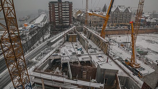 Eine Baustelle aus der Vogelperspektive im Winter.