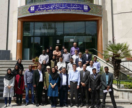 Teilnehmer und Dozenten der Iranisch-Deutschen Sommerschule Das Bild zeigt eine große Menschengruppe vor einem Hauseingang