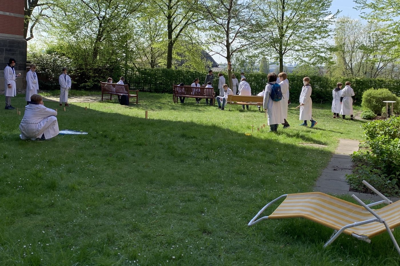 Mehrere Jugendliche spielen im Institutsgarten Wikingerschach.