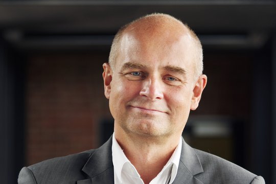 Porträtfoto von Prof. Dr. Jürgen May, eines erfahrenen freundlich blickenden Forschers