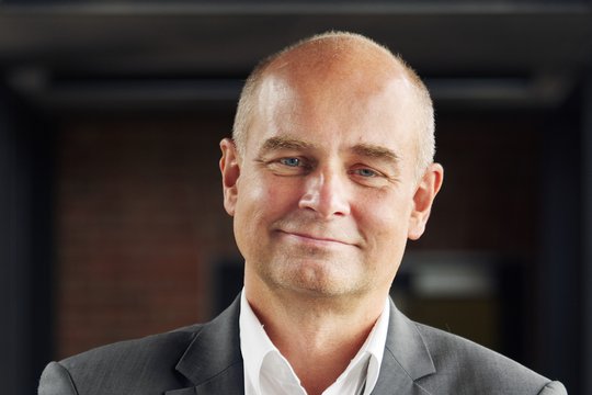 Porträtfoto von Prof. Dr. Jürgen May, eines erfahrenen freundlich blickenden Forschers