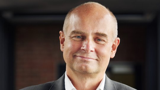 Porträtfoto von Prof. Dr. Jürgen May, eines erfahrenen freundlich blickenden Forschers