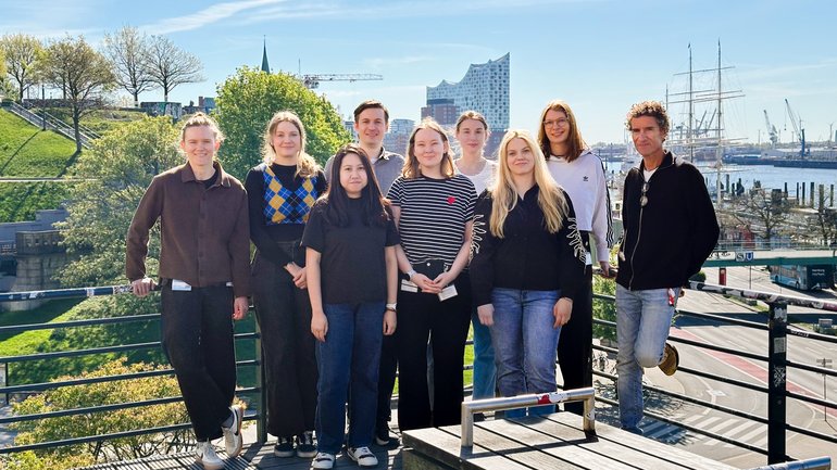 Ein Gruppenfoto draußen mit der Elbphilarmonie im Hintergrund