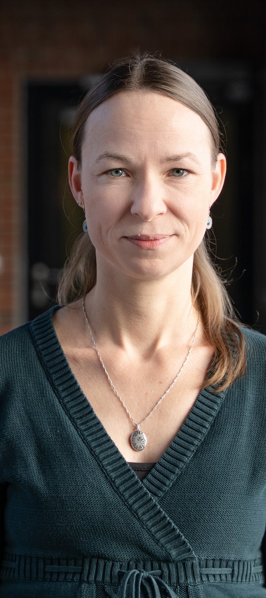 Dr. Maria Rosenthal: eine Forscherin, die lange Haaren trägt und eine Bluse. Das Bild ist schwarz-weiß.