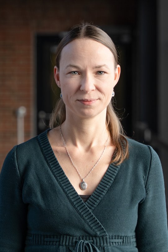 Dr. Maria Rosenthal: eine Forscherin, die lange Haaren trägt und eine Bluse. Das Bild ist schwarz-weiß.