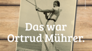 Ein Schwarzweißbild einer Person, die mit einem Bogen schießt