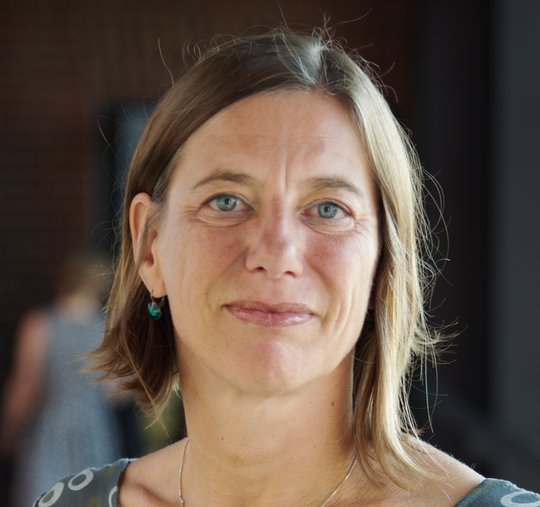 Prof. Dr. Minka Breloer: eine Forscherin, mit kinnlangen Haaren. Sie trägt eine gemusterte Bluse.