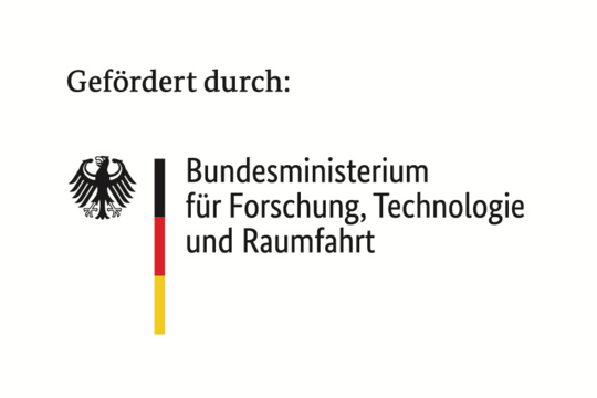 Logo Bundesministerium für Forschung, Technologie und Raumfahrt: zu sehen ist der schwarze Bundesadler, daneben ist die deutsche Flagge in einem dünnen Strich angedeutet (schwarz, rot, gold). Auf der rechten Seite steht in schwarz der Schriftzug Bundesministerium für Forschung, Technologie und Raumfahrt
