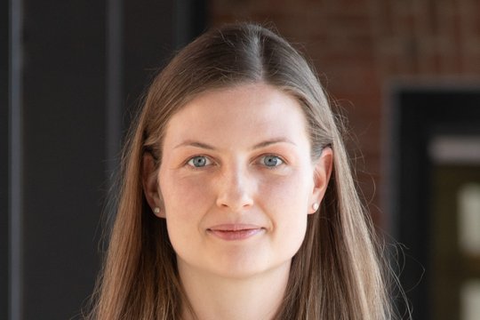 Dr. Miriam Groger Das Foto zeigt die Laborgruppenleiterin Dr. Miriam Groger im schwarzen Pullover und mit langen über der Schulter liegenden Haaren.