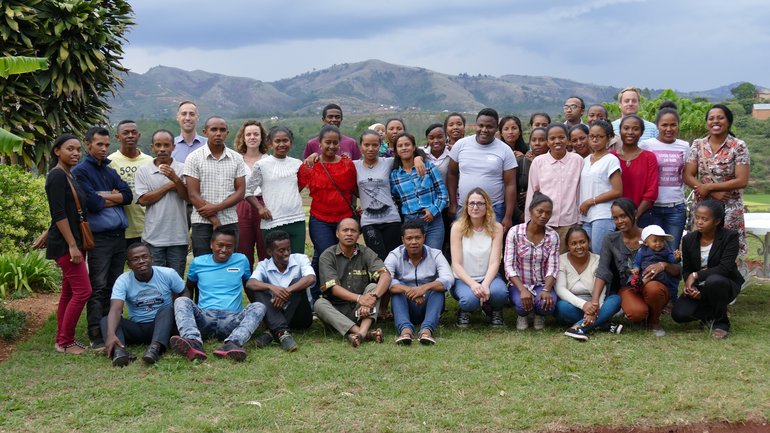 The freeBILy team Ein Gruppenfoto draußen in der Natur. Die Gruppe steht in zwei Reihen und alle schauen in Richtung des Bildbetrachters.