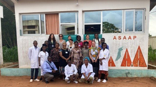 20 people in front of a white building of the ASAAP study in Benin