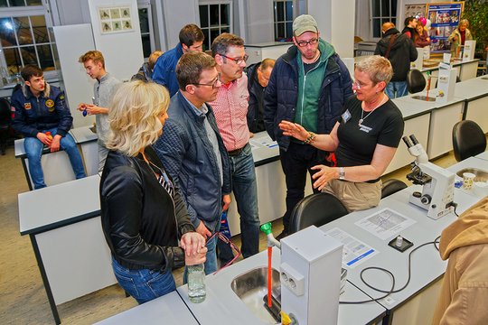 Das Bild zeigt den Publikumszulauf in der Nacht des Wissens 2017 in den Laboren.