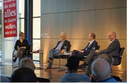 Das Bild zeigt die Körbergruppe auf einem Podium.