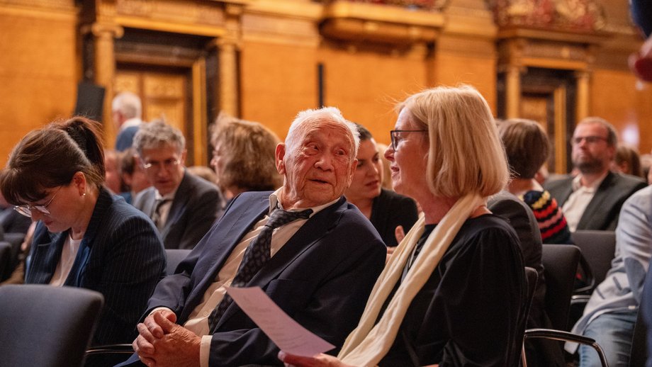 Der fast 100-jährige Dr. Günther Müller mit Prof. Dr. Petra Emmerich Der fast 100-jährige Günther Müller im Gespräch beim Senatsempfang