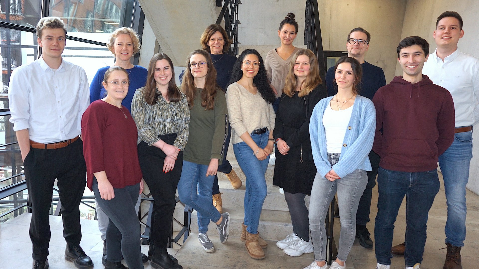 The research group Molecular Infection Immunology stand together with their group leader Hanna Lotter in the stairwell of the new bnitm building.