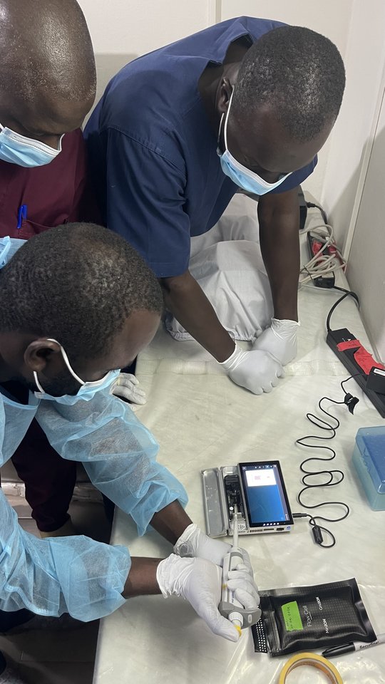 Bei der Probenvorbereitung Das Foto zeigt drei guineische Experten im Labor beim Sequenzieren.