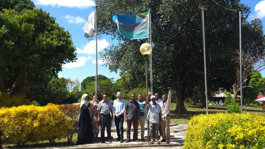 Ein Gruppenfoto auf dem PHL-Campus mit den Leitern aller drei kooperierenden Einrichtungen: Dr. Denise Dekker, Gruppenleiterin von One Health Bacteriology (zweite von links), Dr. Said Mohammed Ali, Geschäftsführer des Public Health Laboratory Ivo de Carneri (PHL-IdC) in Pemba (dritter von links), und Simon Kühnert, Geschäftsführer des Health Improvement Program Zanzibar (HIPZ) (vierter von links).