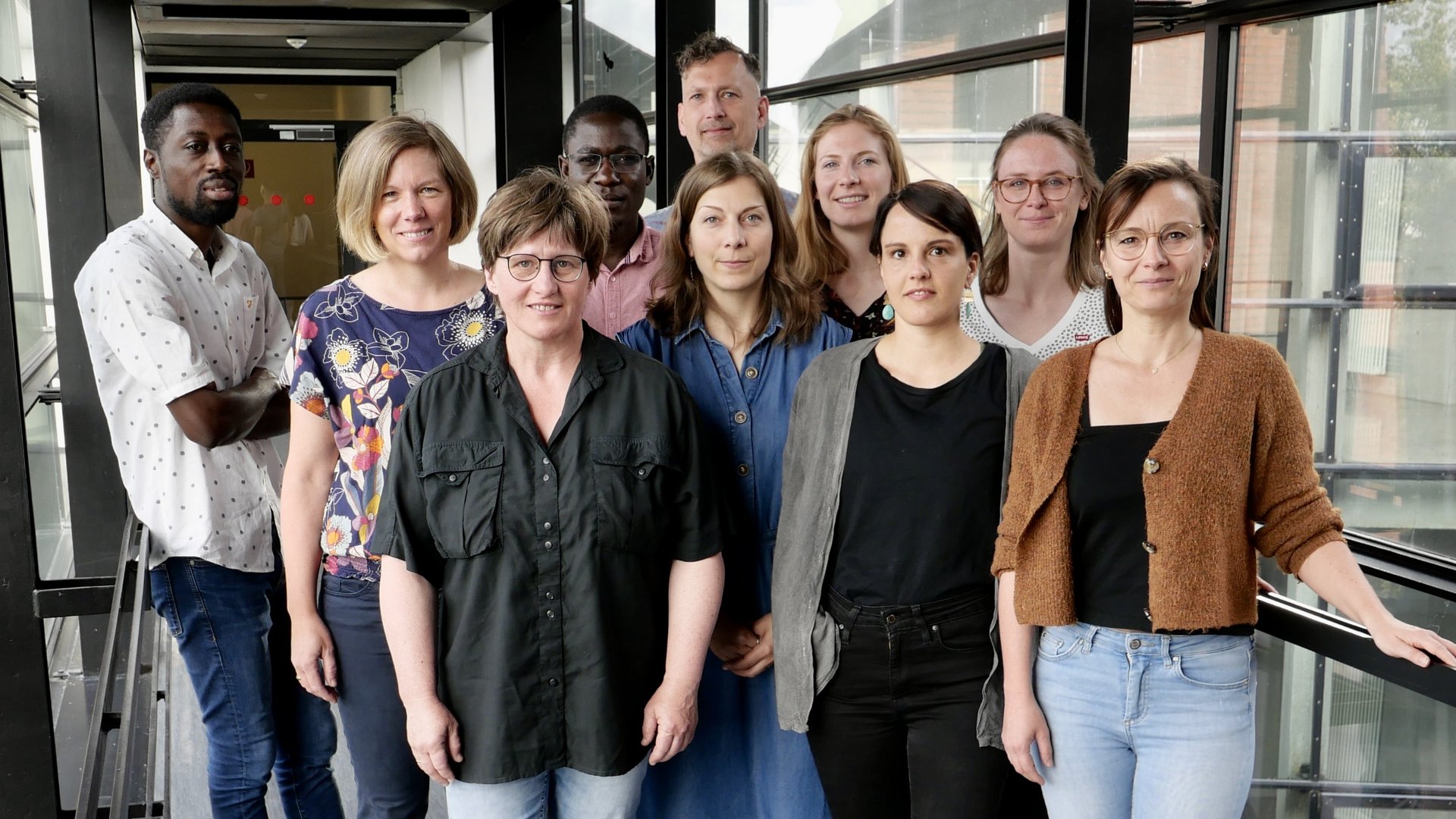 10 Mitglieder der Statistik und des Datamanagement posieren für ein Gruppenfoto.