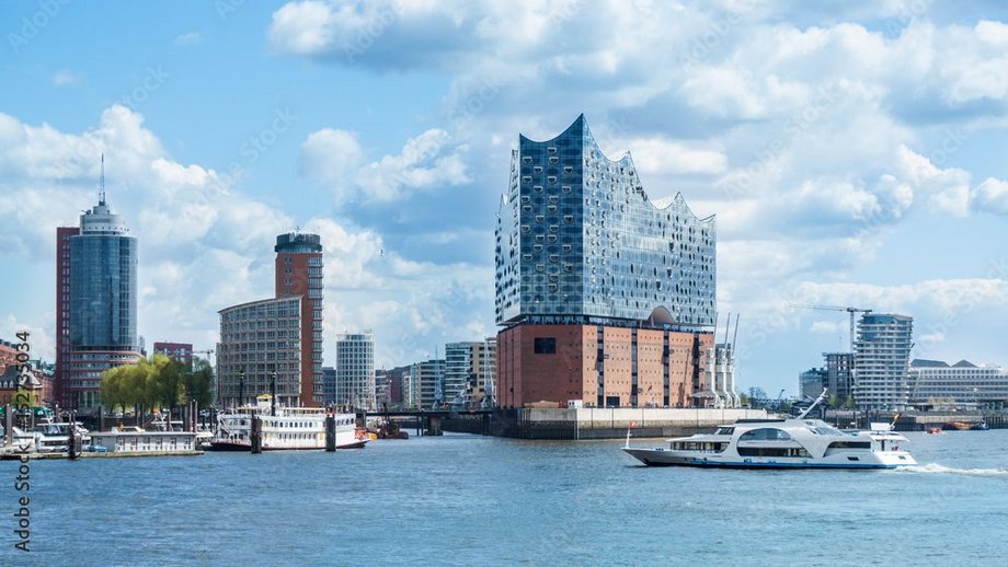 Foto der Elbphilharmonie vor blauem Himmel