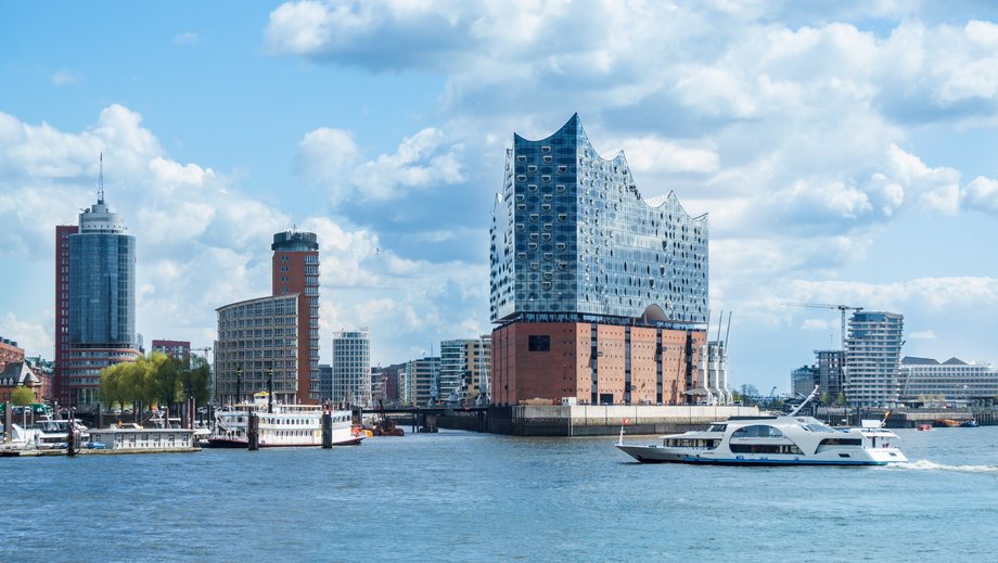 Foto der Elbphilharmonie vor blauem Himmel