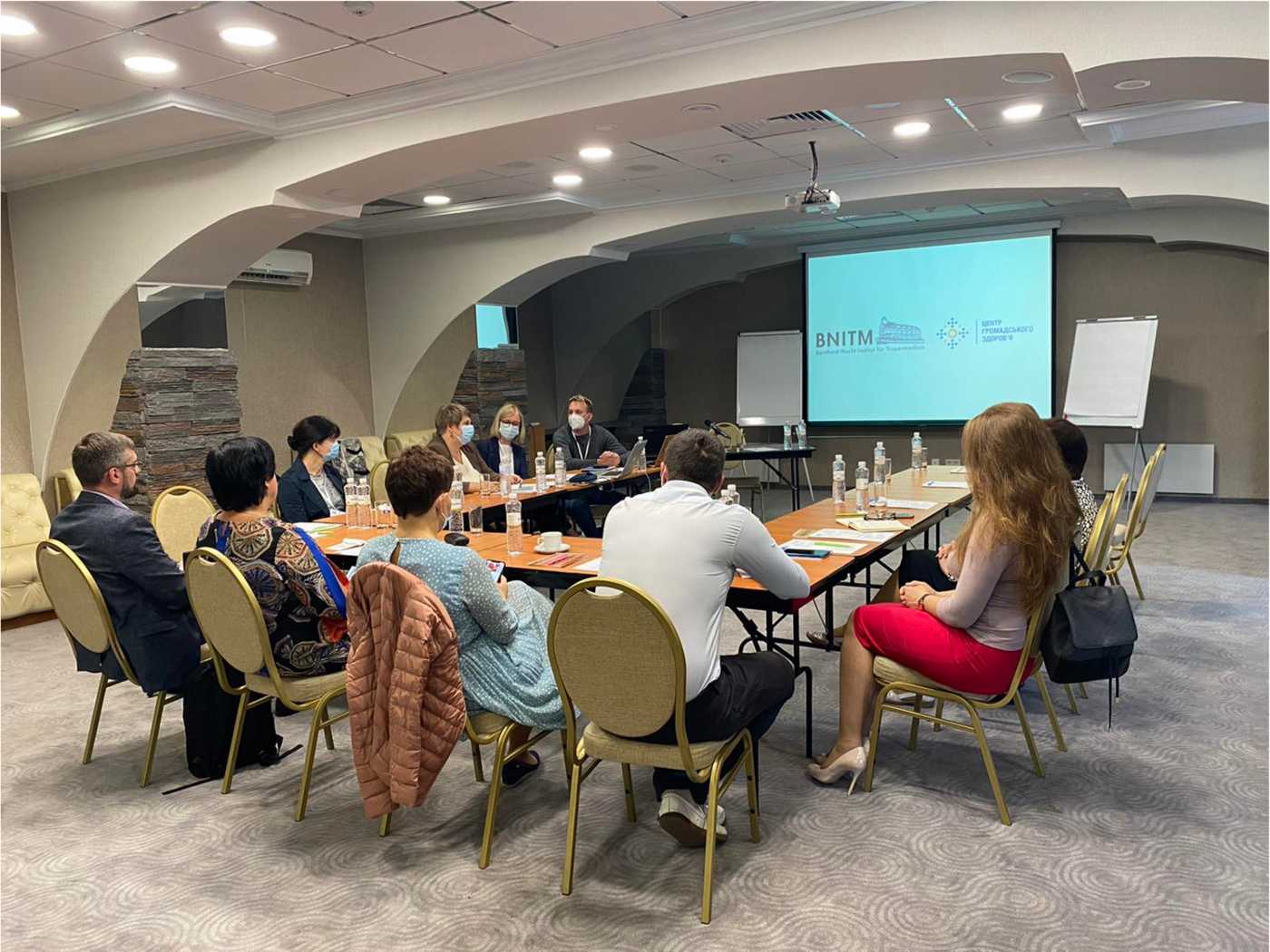 Round Table im September 2021 in Kyjiw Foto des Round Table im September 2021 in Kyjiw