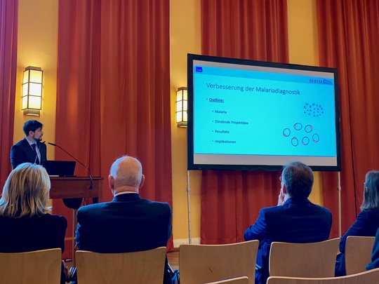 Dr. Johannes Mischlinger erläutert Inhalte seiner ausgezeichneten Arbeit. Quelle: BNITM.