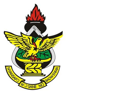 Das Logo der KNUST: Insgesamt sieht man sechs Elemente: einen Banner, einen goldenen Stuhl, einen Adler mit ausgebreiteten Flügeln, grüne Blätter, einen Messschieber und eine Feuerschale. Unten steht auf einem Banner der Slogan Nyansapo wosane no badwenma (eng. The knot of Wisdom is untied only by the wise). Darüber ist der goldene Stuhl zu sehen, auf dem ein goldener Adler mit ausgebreiteten Flügeln sitzt. Hinter den Flügeln des Adlers ranken sich grüne Blätter. Umrandet werden die Blätter von dem antiken Messchieber, der von oben bis zum Stuhl greift. An der Spitze des Messschiebers ist ein schwarzer Feuertopf zu sehen, aus dem ein rotes Feuer empor steigt.
