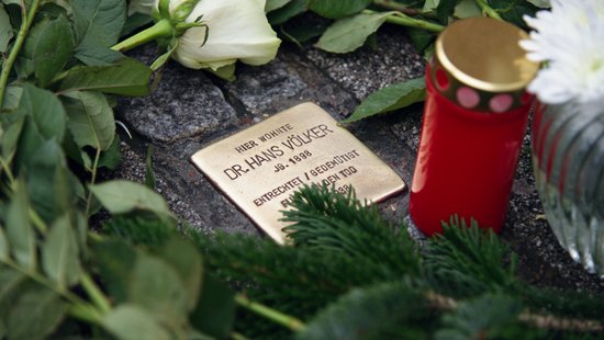 Stolperstein für Dr. Hans Völker Foto des Stolpersteins vorm Institut mit der Aufschrift "Hier wohnte Dr. Hans Völker. Jg. 1898. Entrechtet / gedemütigt. Flucht in den Tod 07.11.1938