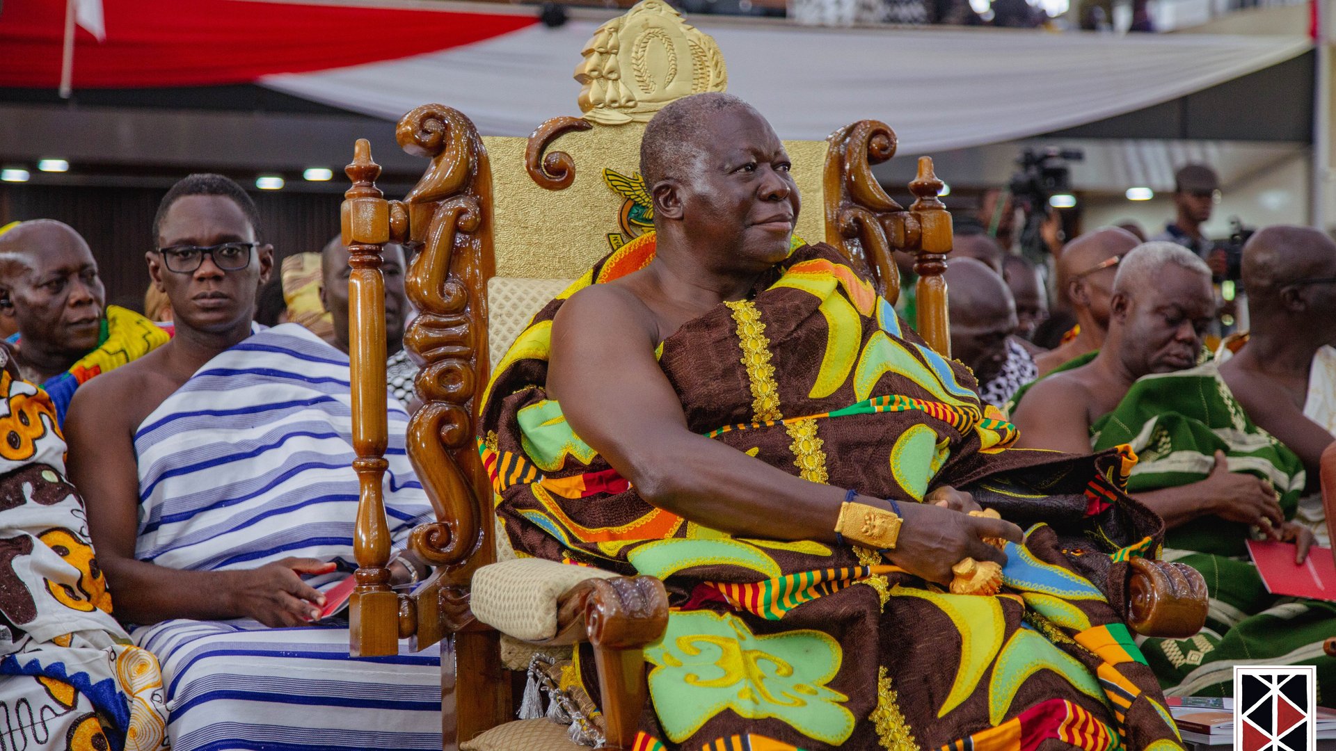 Das Bild zeigt den König, Asantehene Otumfuo Osei Tutu II, in der ersten Reihe der vollbesetzten Great Hall der Universität.