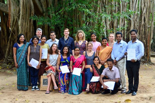 Diagnostik-Team Das Bild zeigt eine gemischte Gruppe Wissenschaftler in Sri Lanka.