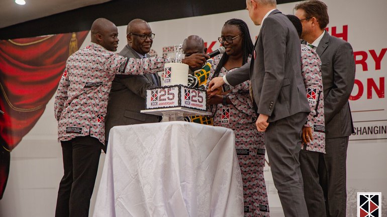 Anschnitt der Geburtstagstorte Eine diverse Gruppe schneidet die Geburtstagstorte des KCCR an.