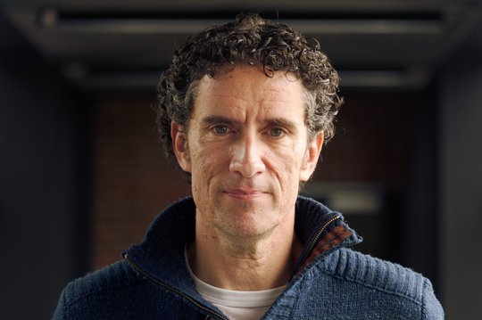 Prof. Dr. César Muñoz-Fontela Prof. Dr. César Muñoz-Fontela: Ein Forscher mit kurzen Locken, der einen blauen Wollpullover trägt.