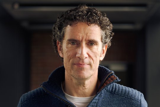 Prof. Dr César Muñoz-Fontela Prof. Dr César Muñoz-Fontela: A researcher with short curly hair, wearing a blue woollen jumper.