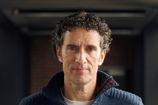 Prof. Dr. César Muñoz-Fontela Prof. Dr. César Muñoz-Fontela: Ein Forscher mit kurzen Locken, der einen blauen Wollpullover trägt.