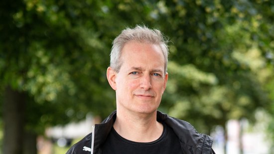 Dr. Tobias Spielmann, ein erfahrener Forscher, blickt freundlich in die Kamera.