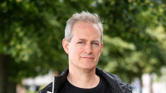 Dr. Tobias Spielmann, ein erfahrener Forscher, blickt freundlich in die Kamera.