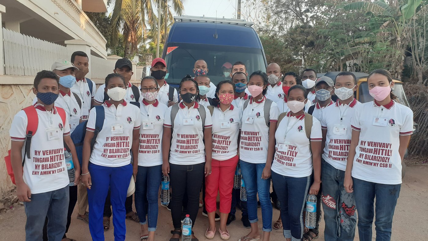 Group photo: On Madagascar, mobile teams recruit participants for the DZIF-funded SCHISDIMA study. The aim is to show that novel tests are accurate, reliable and applicable in routine rural settings.