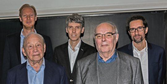 Das Bild zeigt fünf erfahrene Wissenschaftler.