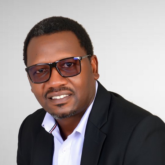 portrait Etienne Mpabuka man looking into the camera
