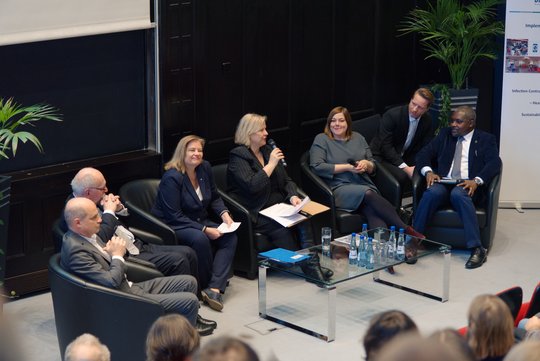 Das Bild zeigt eine Gesprächsrunde auf einer Bühne