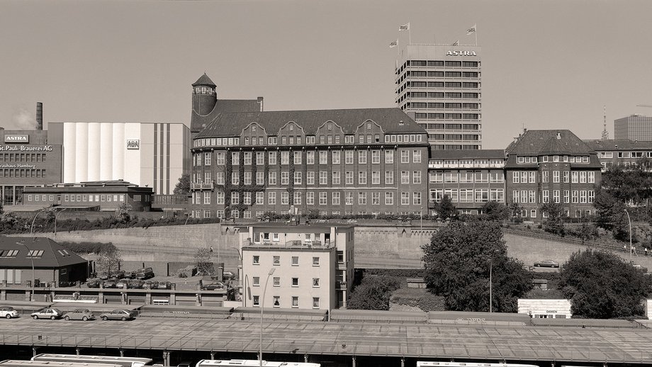 Das Schwarz-Weiß-Foto zeigt das Institutsgebäude 1990.