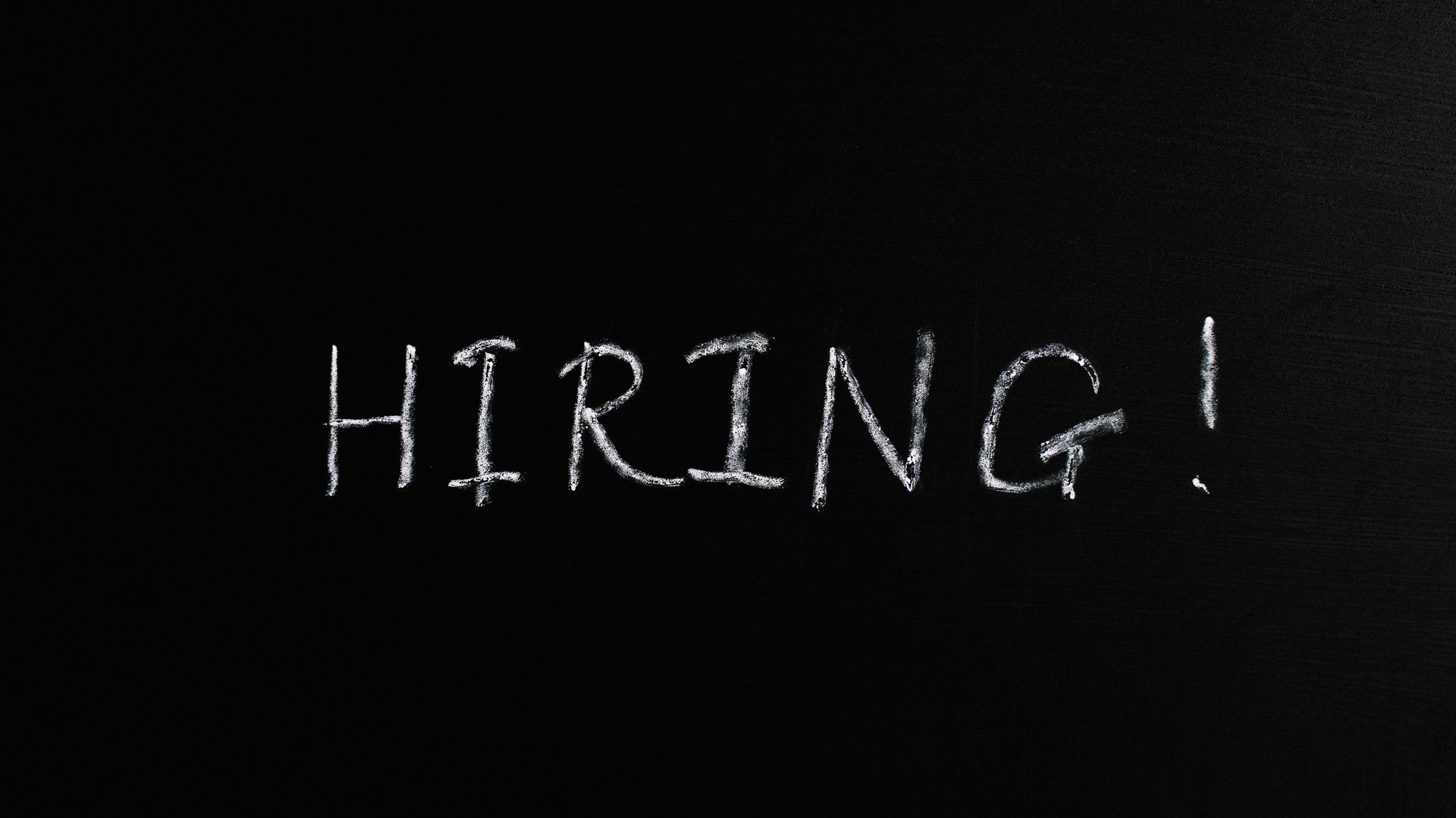 Text in weißer Schrift auf schwarzem Grund: Hiring