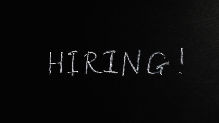 Text in weißer Schrift auf schwarzem Grund: Hiring