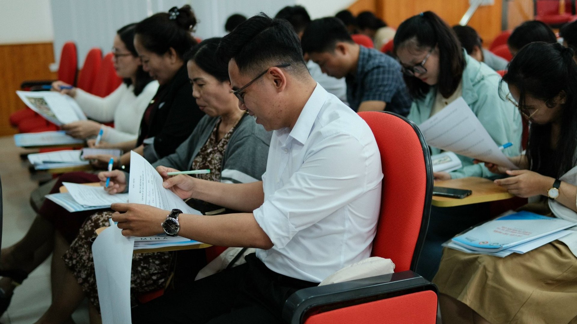 Das Bild zeigt die Teilnehmende des Trainings in Da Lat, die ihren Wissenstest ausfüllen..