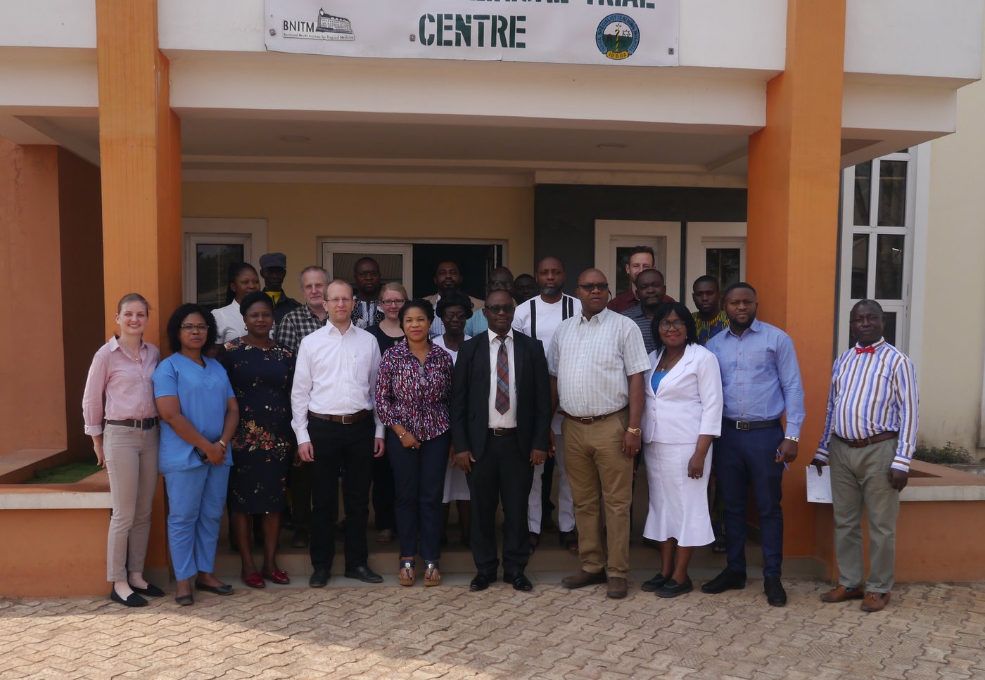 Das Bild zeigt eine Gruppe internationaler Forschenden vor dem Eingang des ISTH in Nigeria