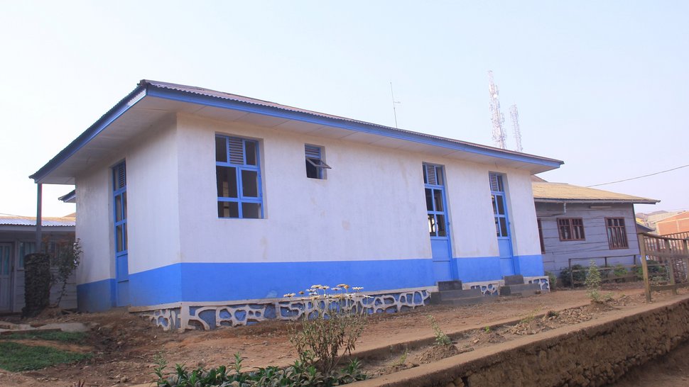 Ehemaliges Ebola-Notfallzentrum, Demokratische Republik Kongo Das Bild zeigt einen weiß-blauen Bungalow, ein ehemaliges Ebola-Notfallzentrum in der Demokratischen Republik Kongo